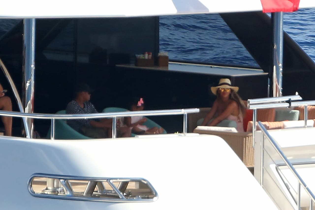 La familia a bordo de su lujoso yate.