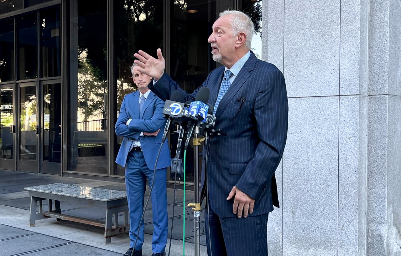 El abogado Mark Geragos informa a los medios sobre los avances del caso de los hermanos Lyle y Erik Menéndez, ambos condenados a cadena perpetua por el asesinato de sus padres en 1989, el jueves 3 de octubre de 2024 en Los Ángeles.