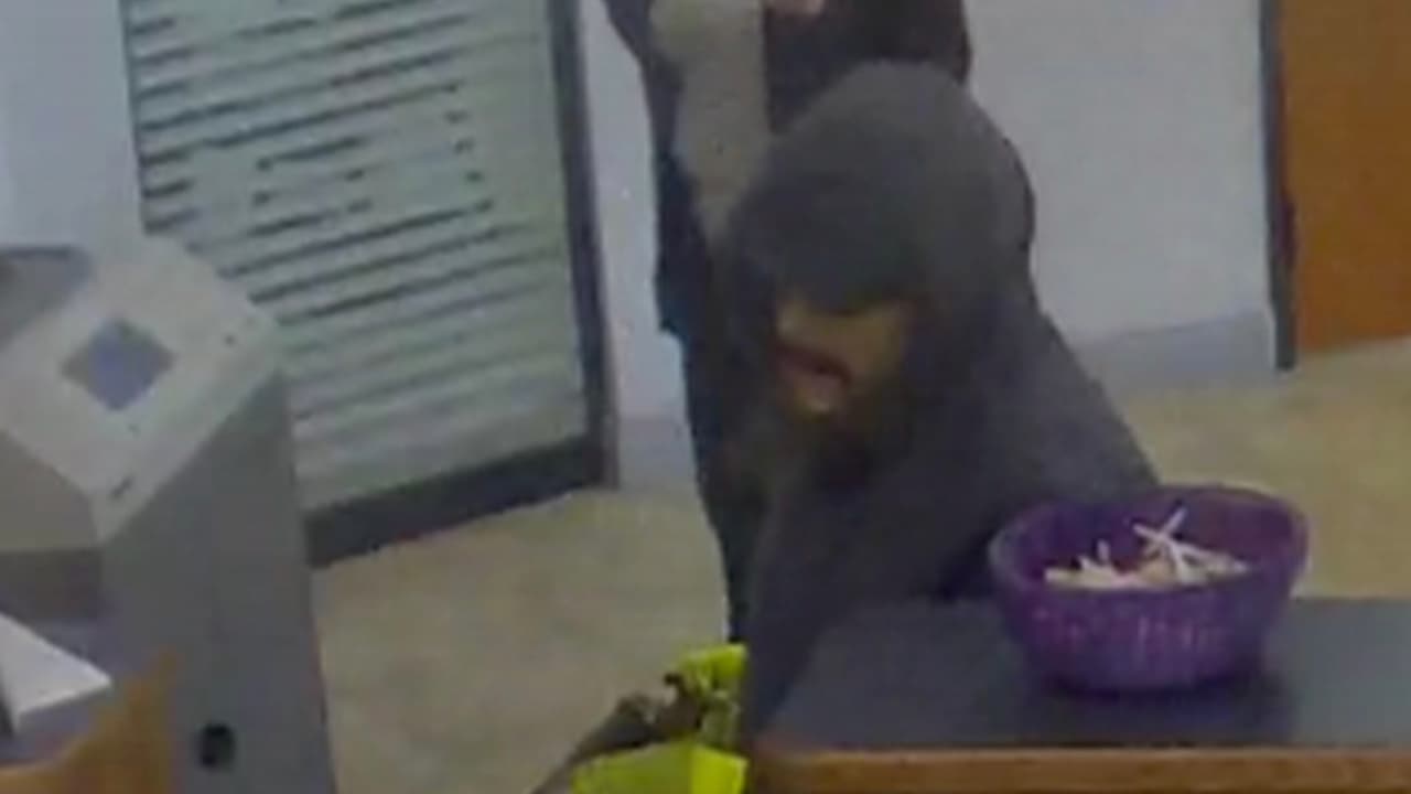 Con el arma de fuego, el sospechoso apuntó a los trabajadores y les exigió que le dieran dinero en efectivo para meterlo en una bolsa.