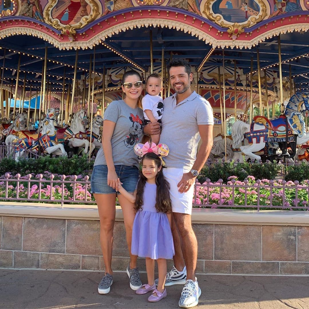 “Mi familia. Creando recuerdos”, escribió la presentadora latina junto a una galería de fotos en redes sociales donde aparece en el parque de Disney en compañía de su esposo Luis Carlos Martínez y sus hijos Giulietta y Gael.