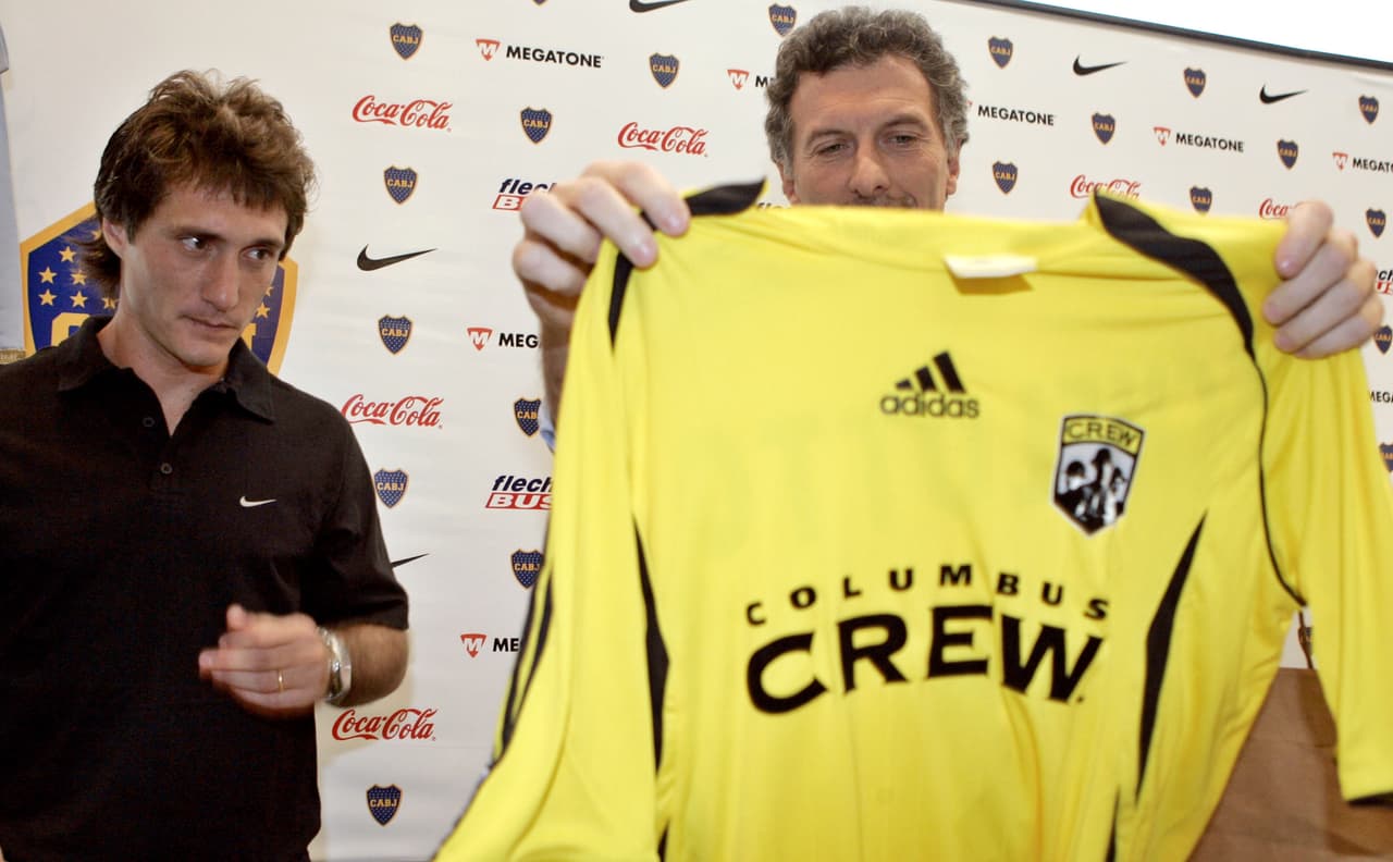 Mauricio Macri anunció su partida de Boca para jugar con el Columbus Crew con una camiseta de la franquicia de la MLS.