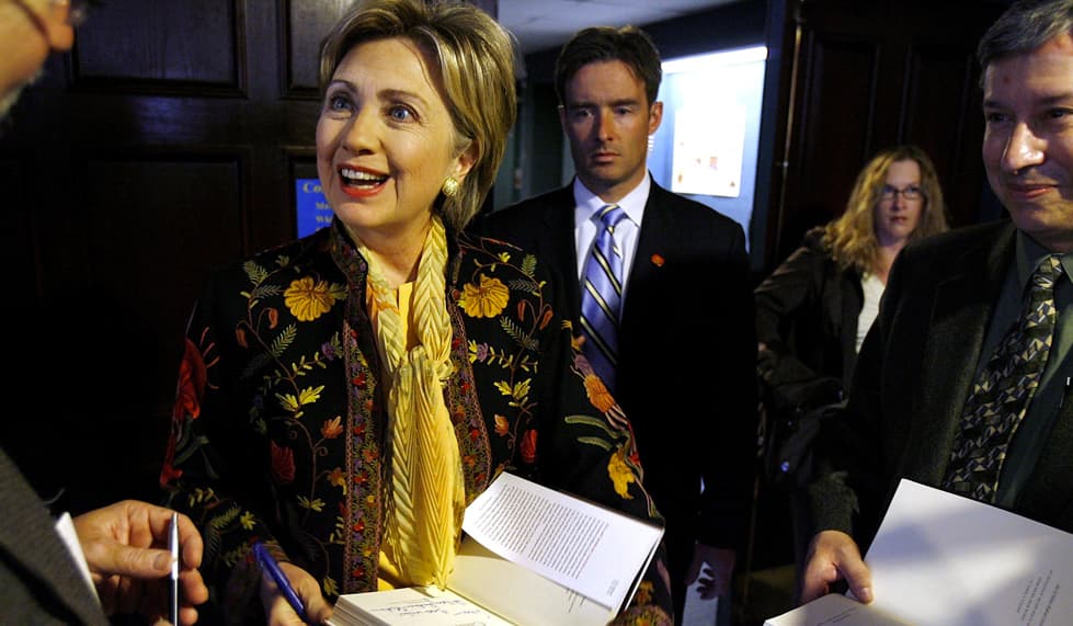 “Una cosa que sabemos con certeza es que el cambio es cierto. El progreso no. El progreso depende de las decisiones que hacemos hoy para mañana y de si nos encontramos con nuestros desafíos y protegemos nuestros valores”, afirma en su autobiografía ‘Living History’, 2004.