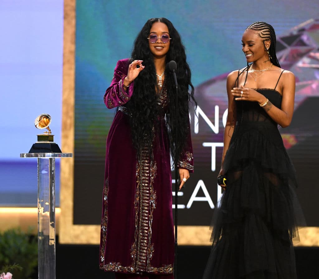La joven artista H.E.R. al recibir el Grammy por su canción "No puedo respirar".