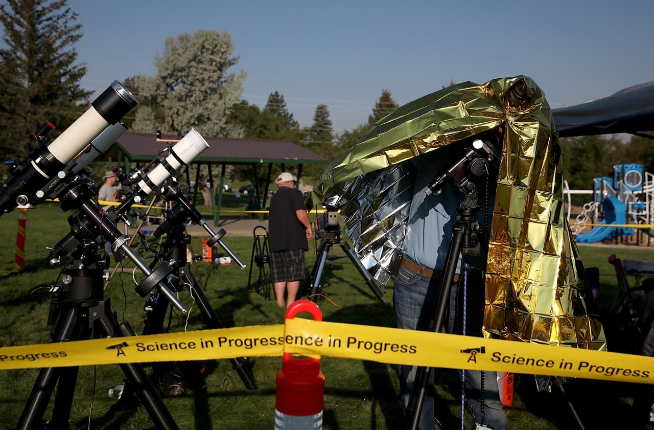 Cámaras fotográficas y telescopios listos para el eclipse total en Casper, Wyoming, donde miles de personas se han reunido para ver el fenómeno en su totalidad.