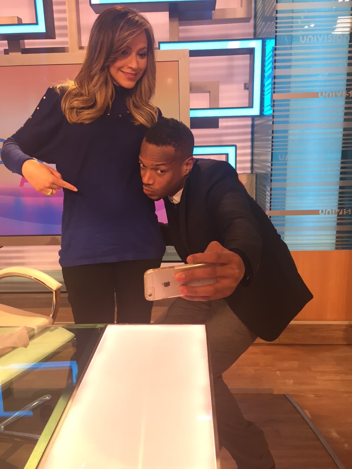 Marlon pasó a saludar a nuestra Satcha y se tomó una 'selfie' con la pancita de la conductora.