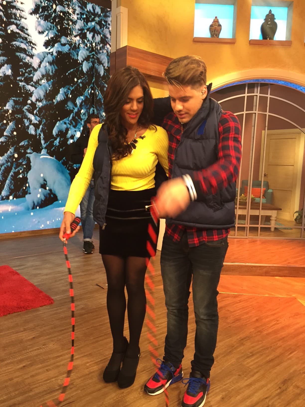 Francisca y William compitieron contra ellos, el juego se puso de lo más divertido pues lo hicieron muy bien.