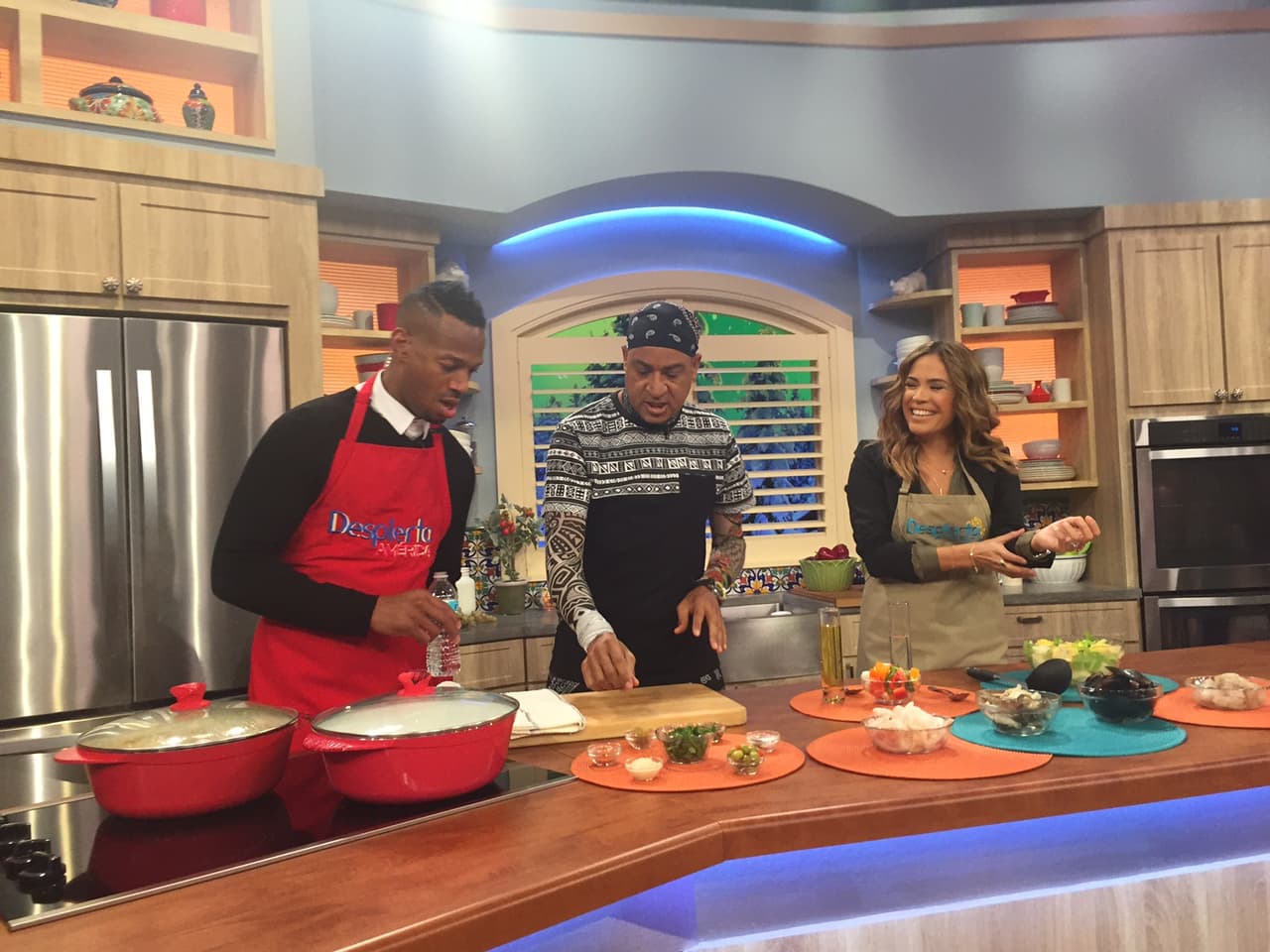 El actor le puso su toque de humor a la deliciosa Sopa de Mariscos que prepararon.