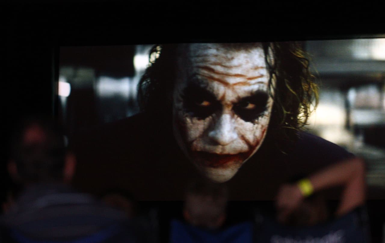 Uno de los más aplaudidos por la crítica y los seguidores fue Heath Ledger, el fallecido actor que hizo famosa la frase: "Why so serious?" que pronuncia durante la película 'The Dark Knight' de 2007.