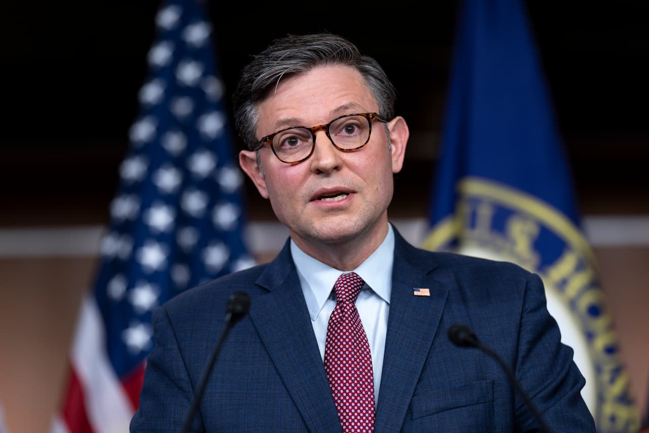 Por qué republicanos rechazan el plan de Mike Johnson para evitar un 'cierre' del gobierno el próximo viernes