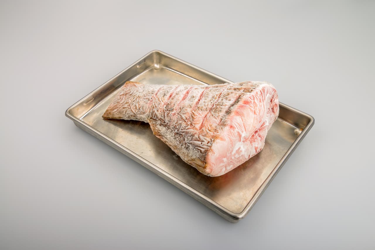 Ahora vamos con las carnes, las cuales son un alimento que frecuentemente se van al congelador, el cordero y ternera solo pueden estar 9 meses si están crudos y las chuletas de cerdo 6 meses si están crudas y 12 meses si están asadas.