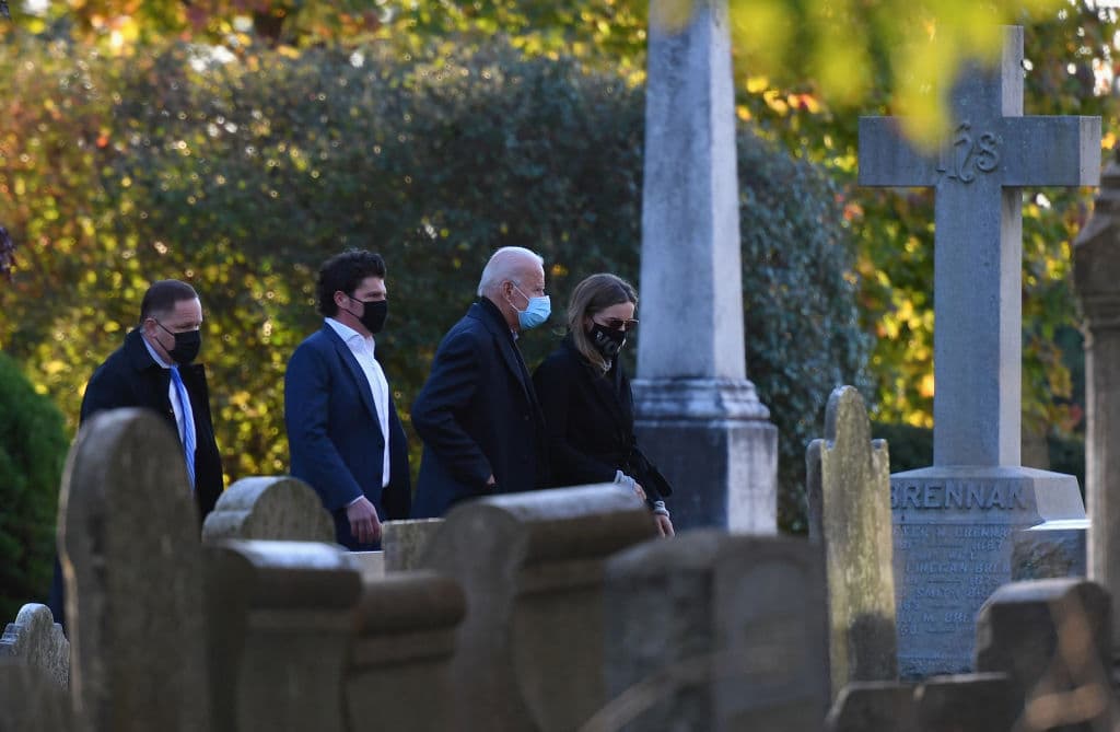 Bien temprano esta mañana se pudo ver al candidato demócrata Joe Biden llegar junto a su nieta y otros acompañantes a la iglesia católica de Wilmington, en Delaware.