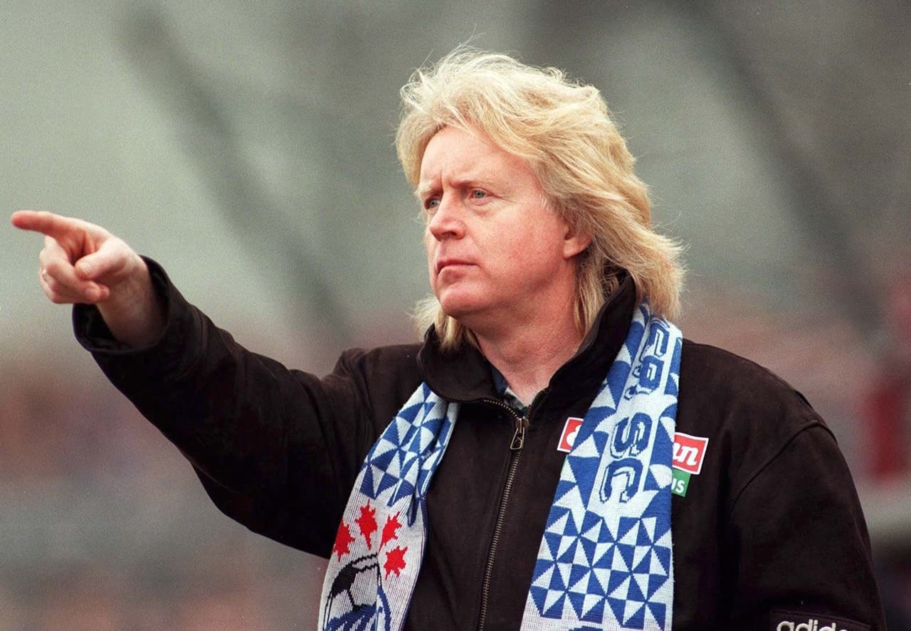 <b>WINFRIED SCHAFER</b>
<br>¿Qué tal este? Durante la Copa África de Naciones en 2002, el técnico y su asistente, que estaban frente a Camerún, fueron arrestados por intentar realizar en el campo antes del partido ¡un encantamiento con vudú!