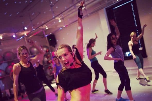 Los entrenamientos de Anna mezclan baile, fortalecimiento muscular, yoga y pilates.