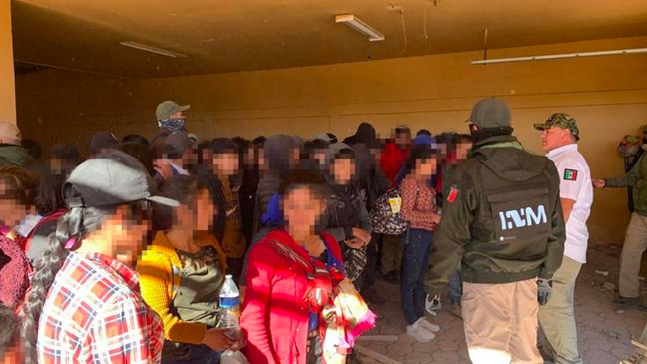 Rescatan a 101 migrantes de origen guatemalteco en casa abandonada de Sonora