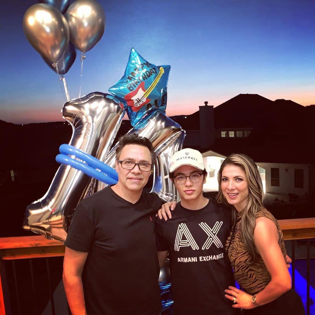 Los fans de Gustavo Ángel han notado el gran parecido de su hijo Alex, quien está cumpliendo 15 años, con él.