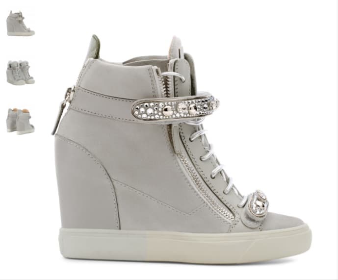 Este modelo llamado 'Tiana' con uns costo de 1,395 dólares, es el claro ejemplo de que Lopez pensó en todo a la hora de diseñar, pues en la colección hay sandalías, botines, botas por arriba de la rodilla y zapato deportivo sin perder el glamour que la caracteriza.