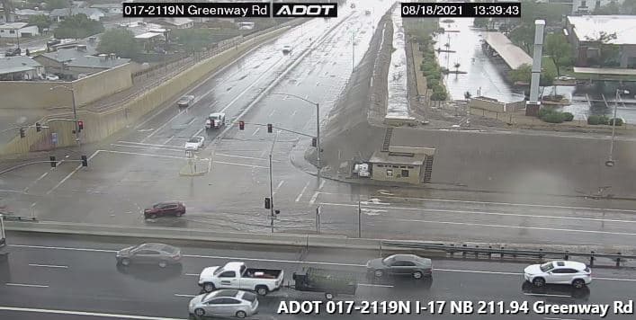 <a href="https://twitter.com/ArizonaDOT/status/1428095059359014918/photo/1" target="_blank">ADOT también alertó que las fuertes lluvias están causando inundaciones en Greenway</a>, debajo de la Interestatal 17.