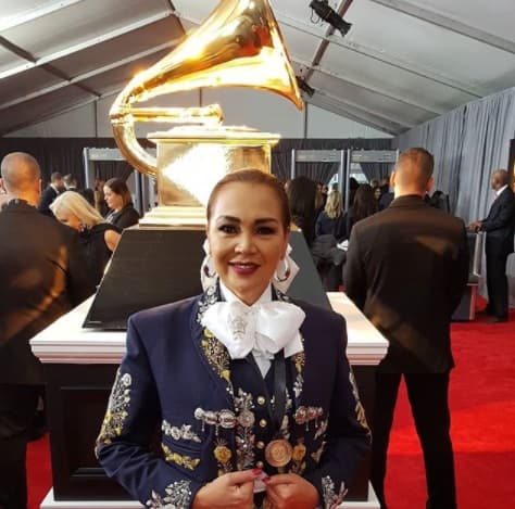Antes de ser nombrada la triunfadora en la terna a 'Mejor Álbum de regional mexicano' Aida posó orgullosa con su traje charro de gala.