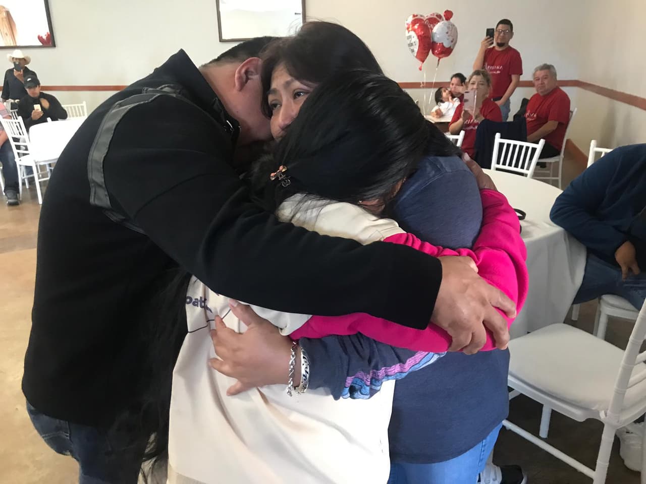 Un total de 15 padres de familia fueron trasladados de México para volver a reunirse con familiares.