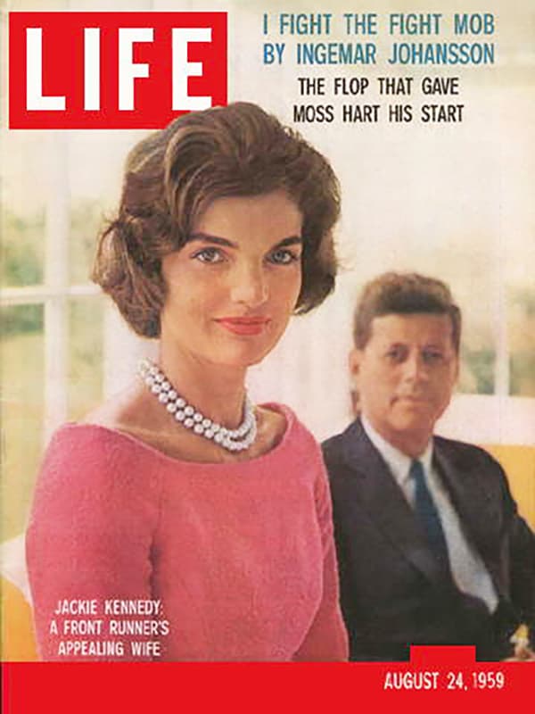 <b>Jacqueline Kennedy – 1961-1963 (John F. Kennedy)</b>
<br>Fue conocida por su elegancia e instauró un estilo que continúa influyendo en las pasarelas décadas después. Cuando llegó a Washington era 
<a href="http://www.univision.com/noticias/noticias-de-eeuu/jackie-kennedy-la-primera-dama-que-plasmo-su-sello-en-la-casa-blanca">la primera dama más joven en casi un siglo</a> y marcó una nueva era de sofisticación en la política, ilustrada a través de sus collares de perlas y sus característicos sombreros
<i> pillbox</i>. Invitó a la Casa Blanca a talentos de la música, artistas e intelectuales, y trabajó para preservar la herencia histórica de la institución. Fue una de las figuras más populares de la política y solía acaparar toda la atención cuando viajaba al extranjero.