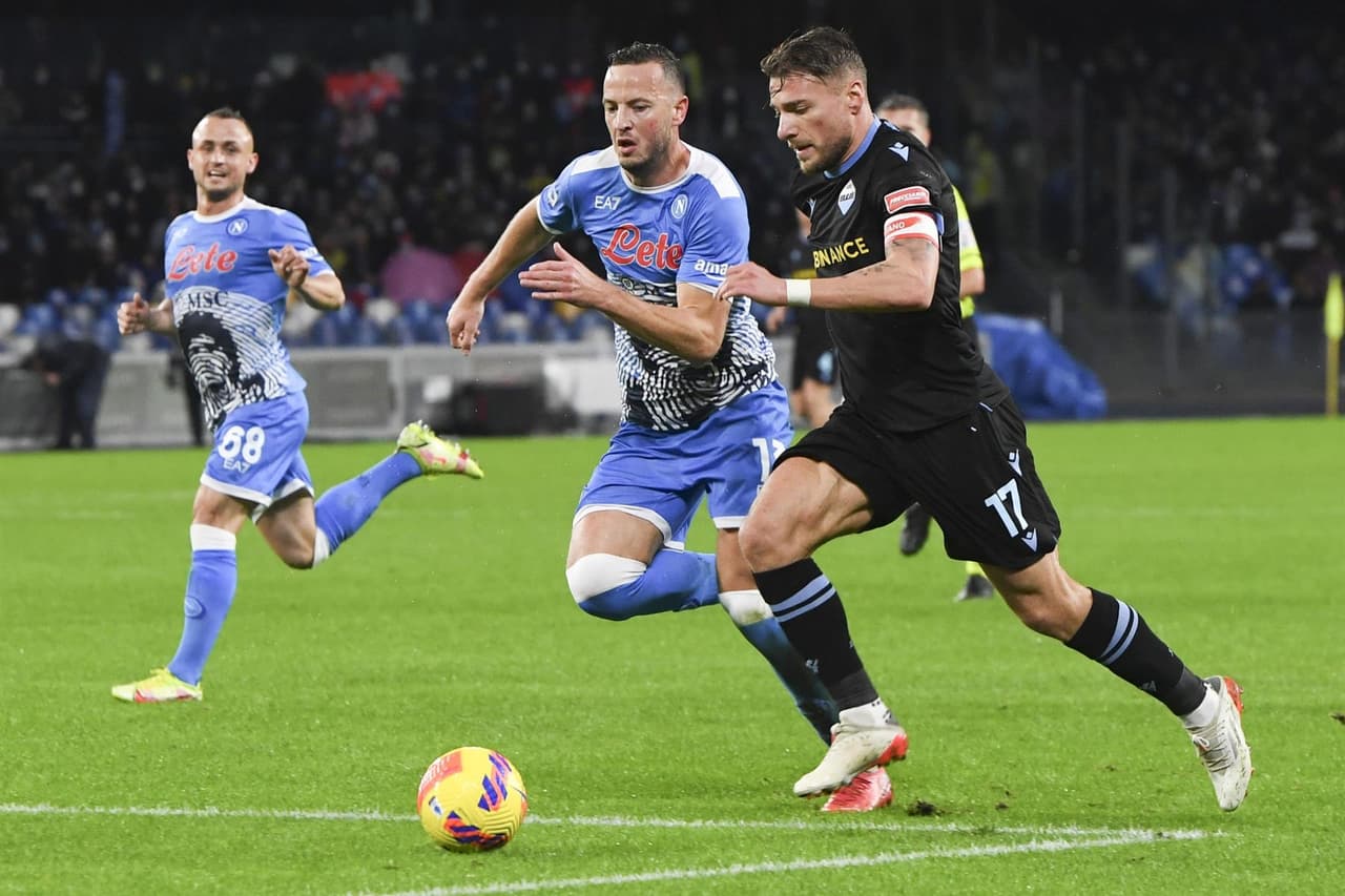 Con doblete de Mertens y goles de Zielinski y Ruiz Peña, el Napoli golea a la Lazio 4-0 durante la jornada 14 en la Serie A. Se le rindió homenaje a Diego Armando Maradona previo al encuentro y el mexicano Hirving Lozano jugó 65 minutos, pues salió por pisotón en la pierna.