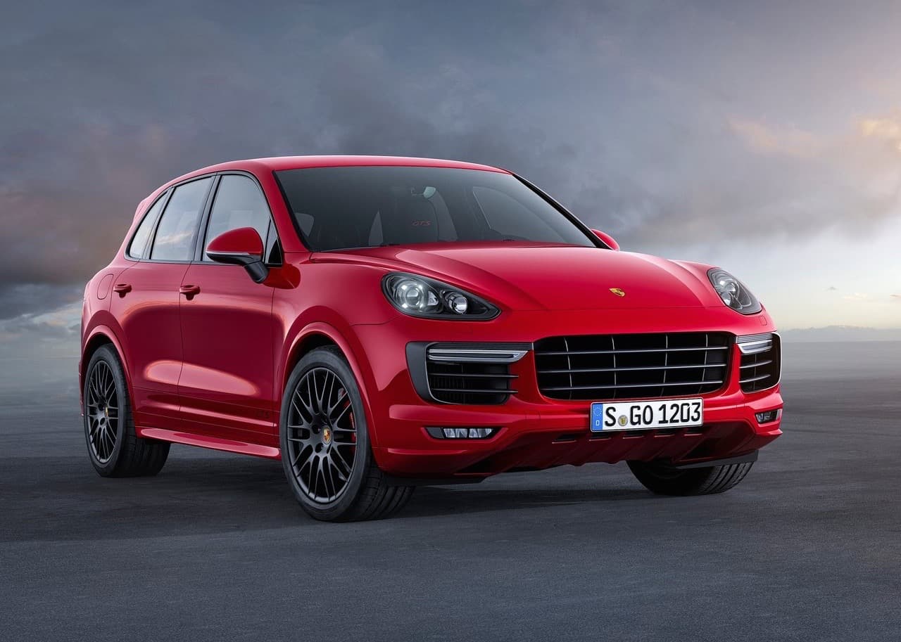 <b>SUV mediana premium:</b> 
<b><a href="http://www.univision.com/noticias/porsche/la-porsche-cayenne-entra-al-libro-guinness-de-los-records-mundiales-tras-remolcar-un-airbus-a380" target="_blank">Porsche Cayenne</a></b>
<br>
<br>Uno de los mayores tributos de la Porsche Cayenne, aparte de su excelente manejo y sus poderosos trenes motrices, es la enorme variedad de versiones que ofrece. Cuatro sub-familias: Cayenne, Cayenne GTS, Cayenne Turbo y Cayenne E-Hybrid con un total de 8 versiones prácticamente aseguran que haya una Cayenne que enamore a alguien.
<br>
<br>Finalistas:
<br>- Audi Q7
<br>- BMW X5