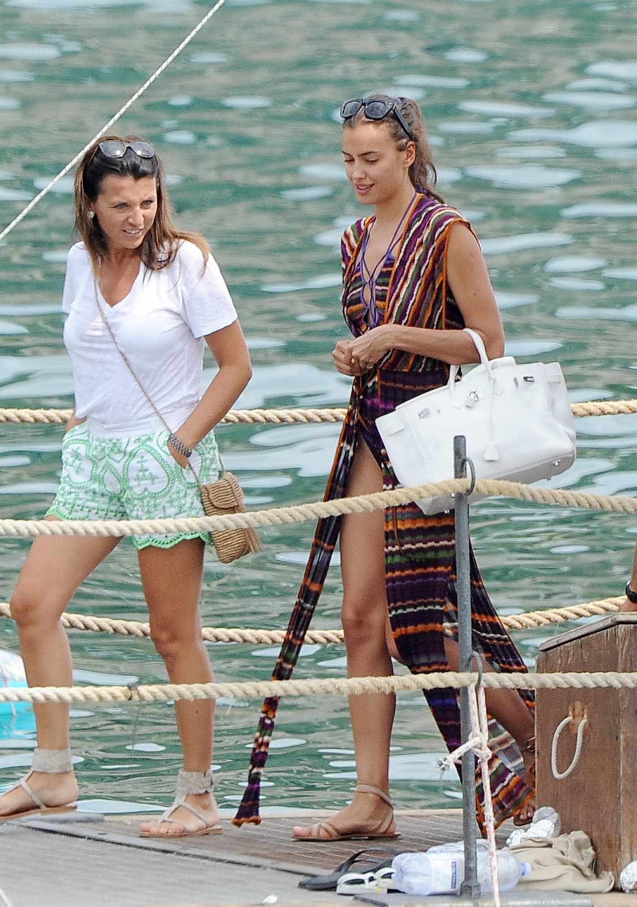 Los famosos andan de manita sudada para un viaje en bote durante sus vacaciones por Europa.