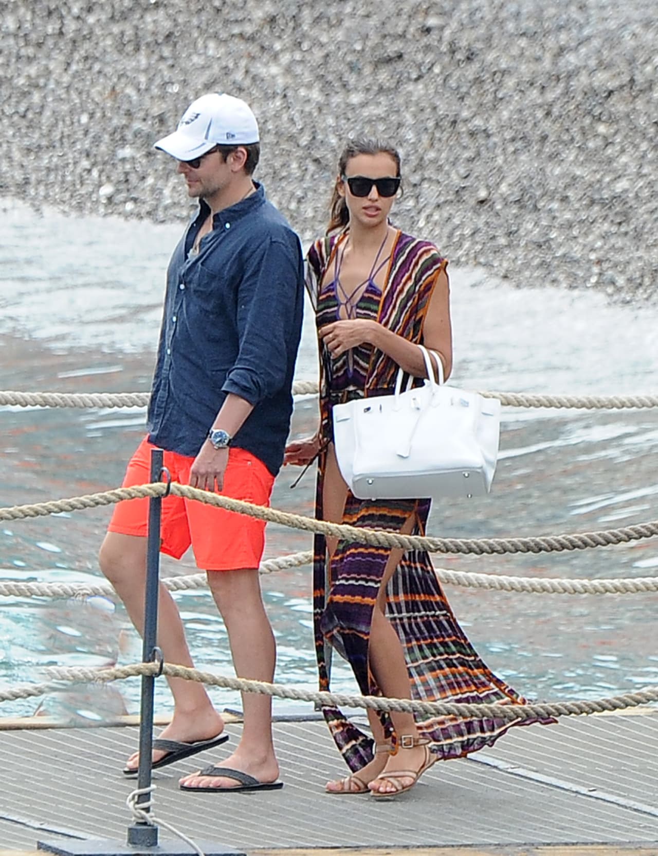 La parejita disfrutaría de un paseo en bote.
