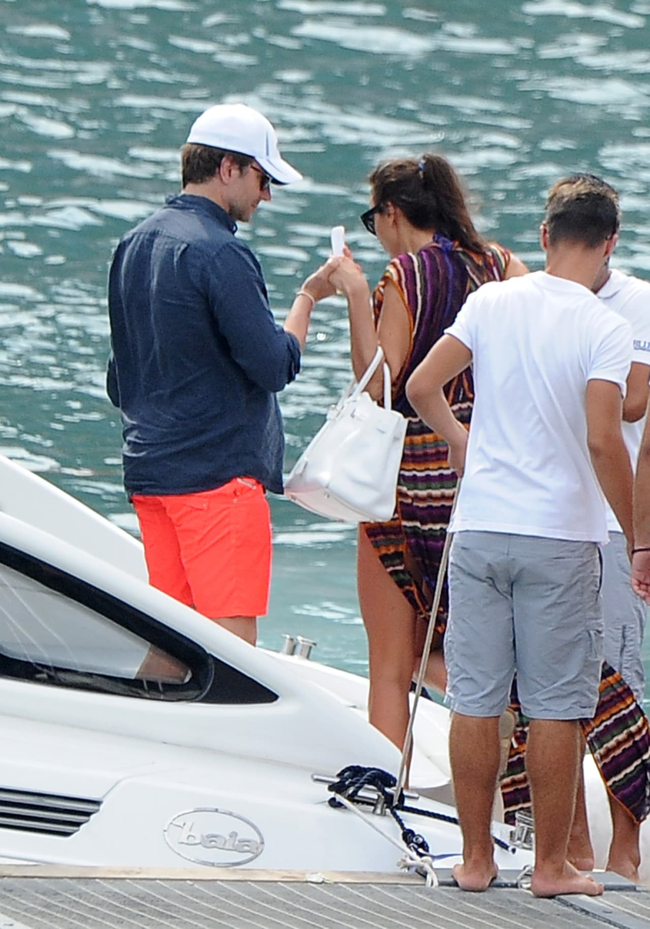 Bradley ayudándola a subir.