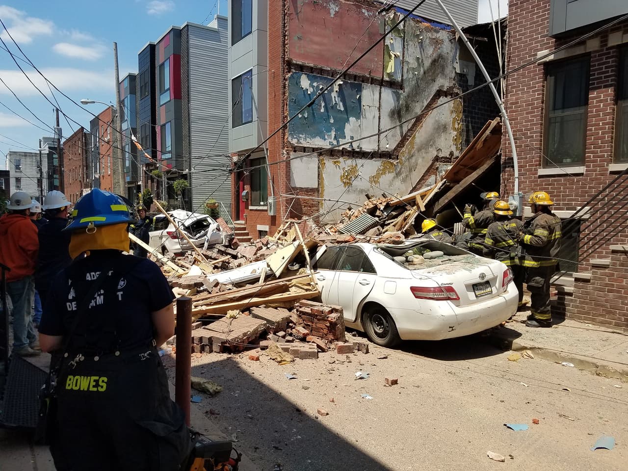 Trabajadores escapan del colapso total de dos casas en el sur de Filadelfia