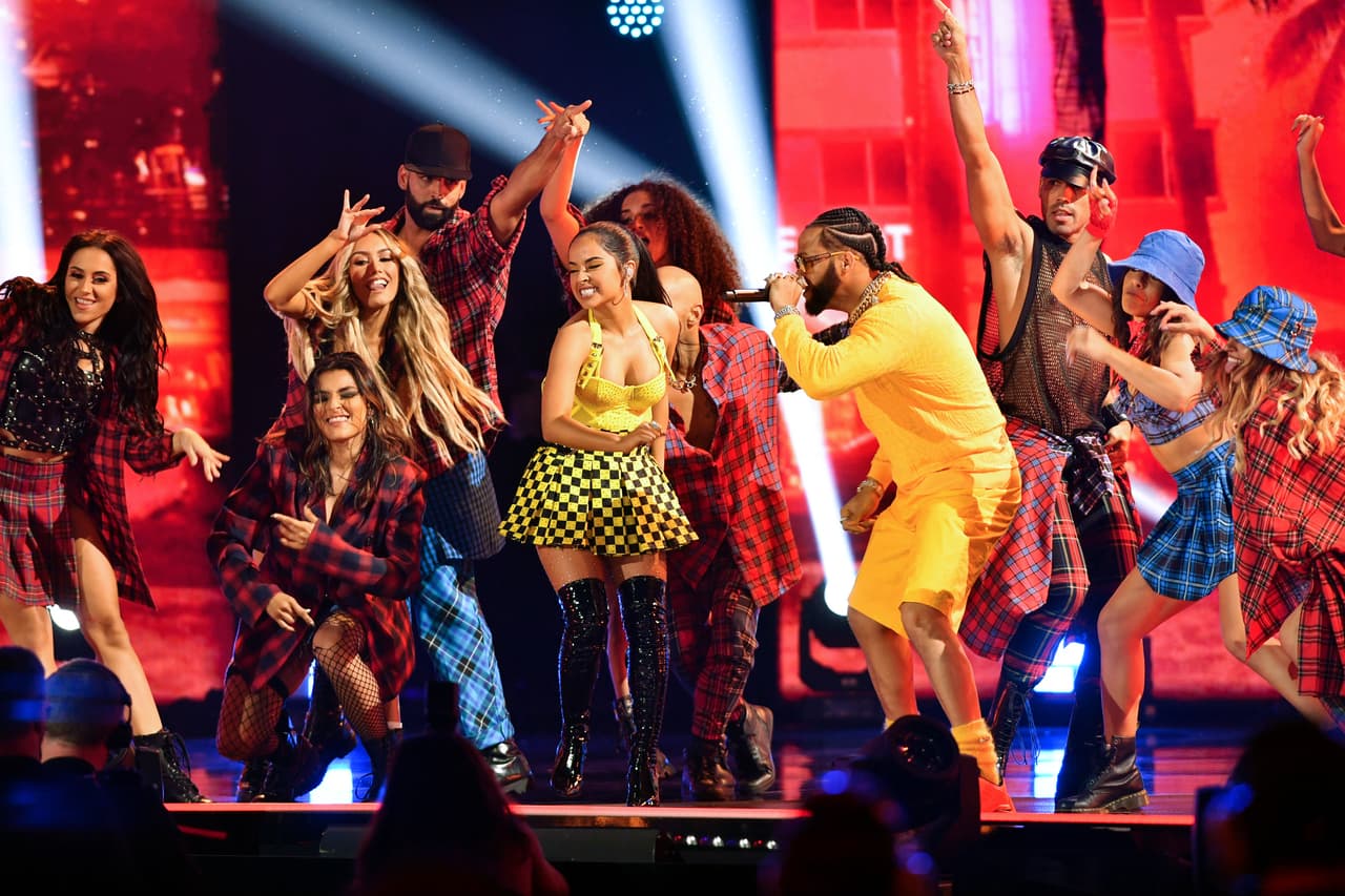 <b>Becky G</b> salió al escenario para cantar
<b>‘Fulanito’</b> en compañía de
<b>El Alfa</b>.