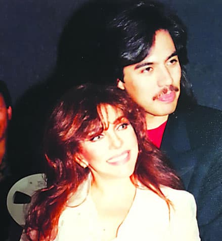 El cantante la llenó de detalles y atenciones, lo que hizo que la actriz se enamorara. Sin embargo el romance fracasó.