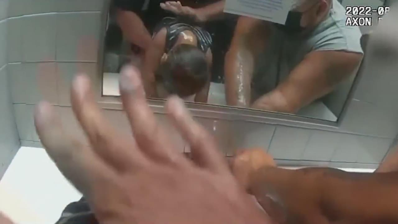 Dramáticos momentos: bebé al borde de la asfixia es salvado por un policía de Los Ángeles