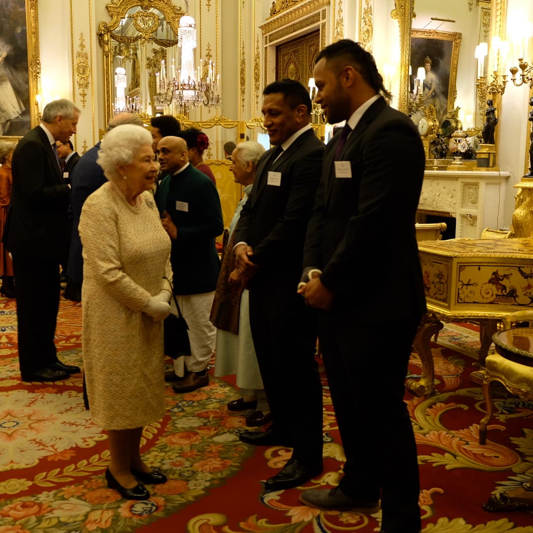 Cabe señalar que, a principios de 2018, la 
<a href="https://www.univision.com/entretenimiento/pagan-mal-pero-la-reina-isabel-ii-necesita-joven-asistente-para-sus-redes-sociales-antes-de-la-boda-del-ano">reina Isabel II</a> lanzó una convocatoria para cubrir el puesto de asistente de comunicaciones, con un salario de 30,789 dólares al año, 15,000 dólares menos que el salario promedio en el Reino Unido, según la Comisión Económica de las Naciones Unidas para Europa. El puesto estaba destinado también a atender las redes sociales de palacio.