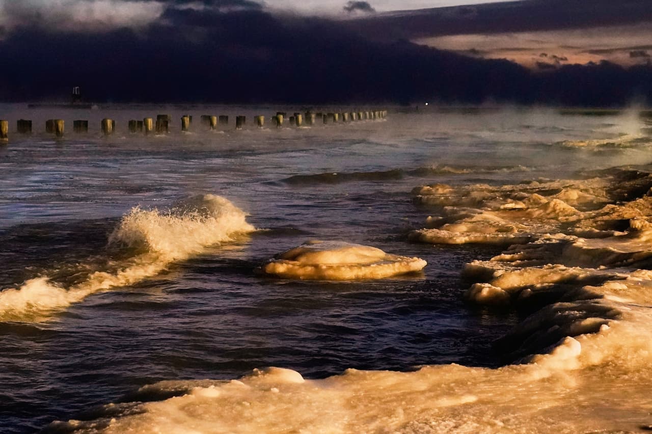 Las autoridades hacen un llamado urgente a las personas que se acercan al lago Michigan y observan su superficie congelada, ya que algunos creen erróneamente 
<b>que es seguro caminar sobre el hielo. </b>Esta práctica representa un grave riesgo, pues pueden caer al agua helada y, en el peor de los casos, perder la vida.