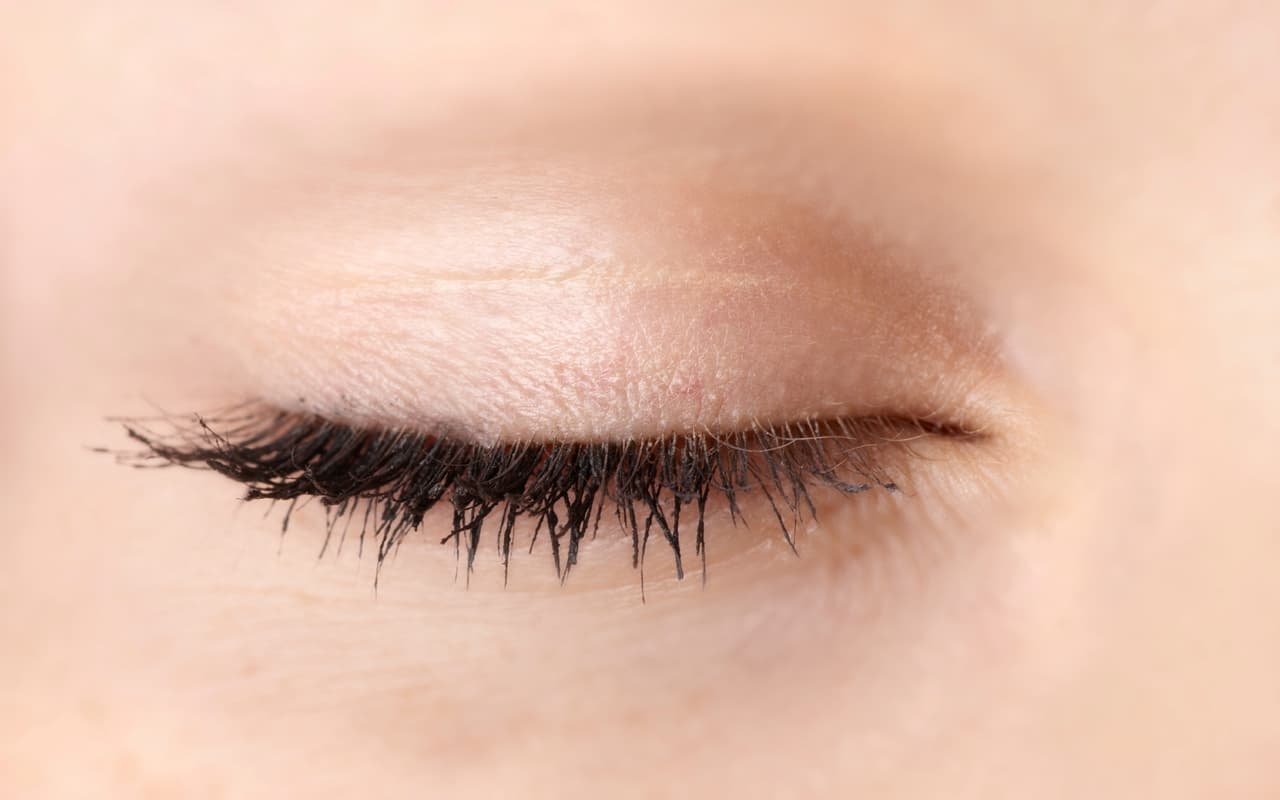 Las pestañas nuevas crecerán lisas, por lo que quizá tengas que rizarlas sólo un poco para emparejarlas.