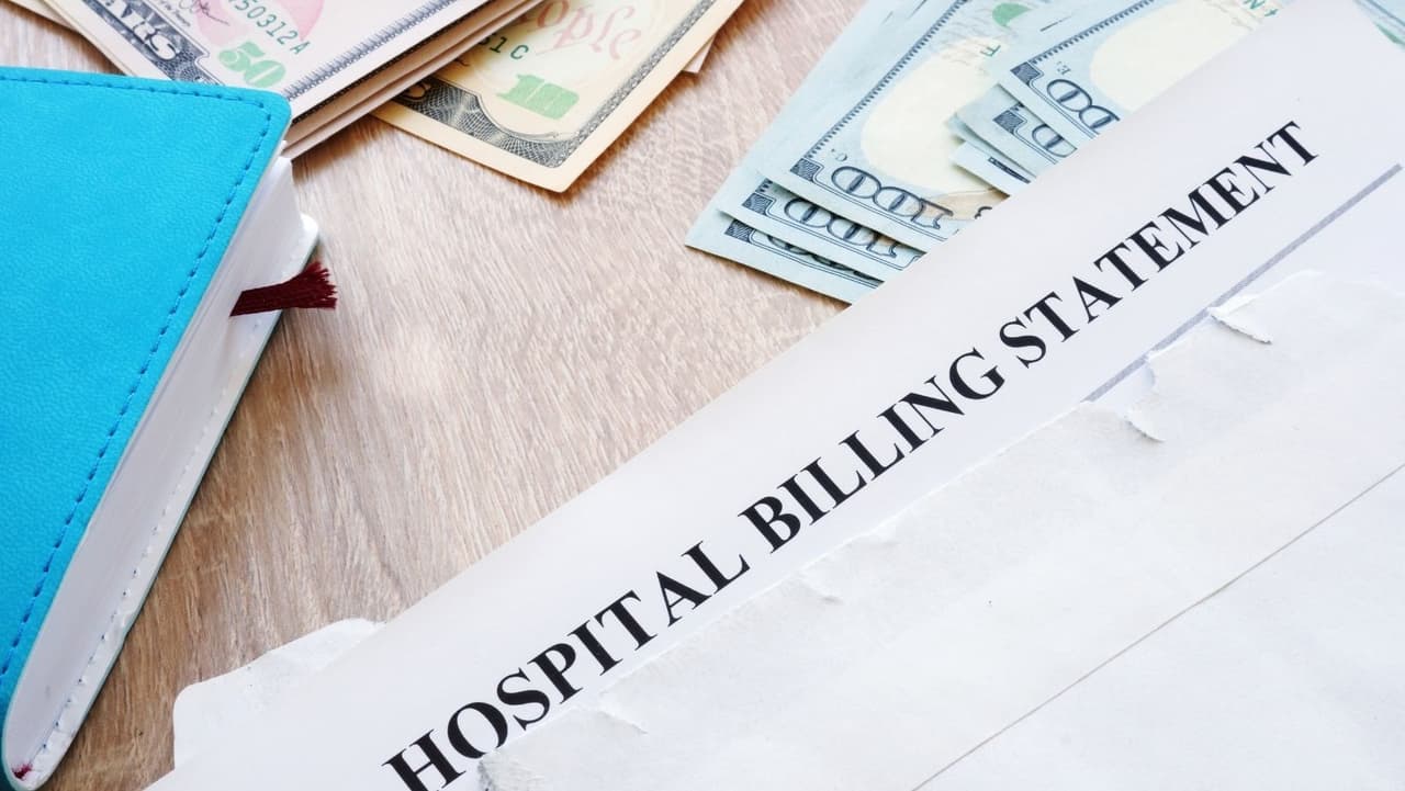 <b>No ponga la deuda médica en una tarjeta de crédito: </b>Pagar con 
<a href="https://www.univision.com/local/philadelphia-wuvp/eliminar-deuda-tarjeta-credito-cada-dolar-cuenta-fotos">tarjeta de crédito</a> aleja la deuda del hospital, donde sus facturas pueden tener una tasa de interés baja o incluso ninguna, y la convierte en una forma de deuda de alto costo. Además, poner los costos en una tarjeta de crédito significa que se pagó al hospital, lo que elimina su incentivo para negociar una factura más baja o ayudarlo a obtener un plan de pago.