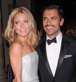 Mark Consuelos y Kelly Ripa se conocieron en 1996 en 'All My Children' y sus personajes se casaron, al mismo tiempo que ellos. Aparte de ser muy atractivos, son una de las parejas más sólidas del medio.