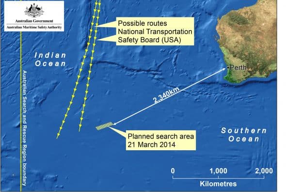 Las autoridades australianas indicaron que la búsqueda con radares del avión malasio desaparecido el pasado 8 de marzo con 239 personas a bordo ha sido infructuosa y replantearon una "estrategia visual" para localizar los posibles restos del aparato en el océano Índico. Dos aeronaves con "observadores entrenados" asomados a las ventanillas rastrean una zona de la extensión de la península Ibérica al suroeste de Australia, mientras otras dos se encuentran en camino para peinar la región donde ayer fueron detectados en unas imágenes de satélite dos objetos que podrían pertenecer a la aeronave. Un avión P3 Orion de las Fuerzas Aéreas australianas regresó este viernes a su base después de sobrevolar sin resultados positivos el lugar, señaló Young. Tony Abbott, declaró que harán "todo lo posible" para encontrar y confirmar si los restos pertenecen al vuelo MH370. "Ahora mismo podrían ser unos contenedores que han caído de un barco, nosotros no sabemos", advirtió Abbott.