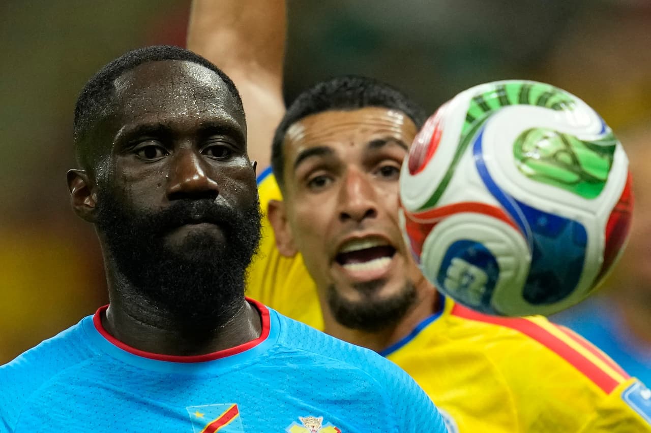 Arthur Masuaku, de Congo (izquierda), y Daniel Muñoz, de Colombia, disputan el balón durante el partido de fútbol del Grupo K de la Copa del Mundo entre Colombia y Congo en Zapopan, cerca de Guadalajara, México, el martes 23 de junio de 2026.