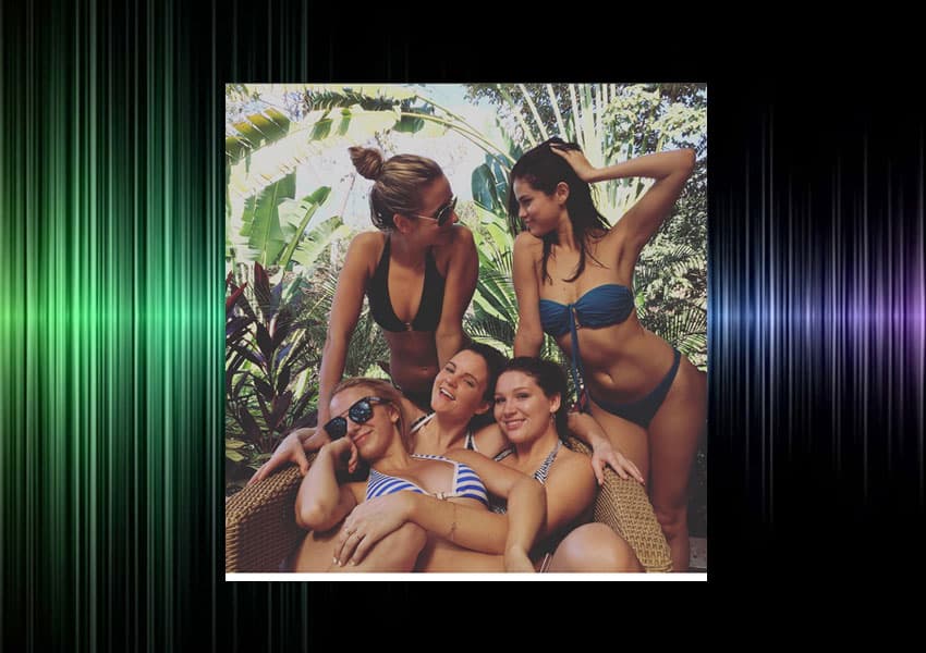 A principios del 2016 nos sorprendió con esta imagen en la que luce un bikini d einfarto junto a sus mejores amigas.
