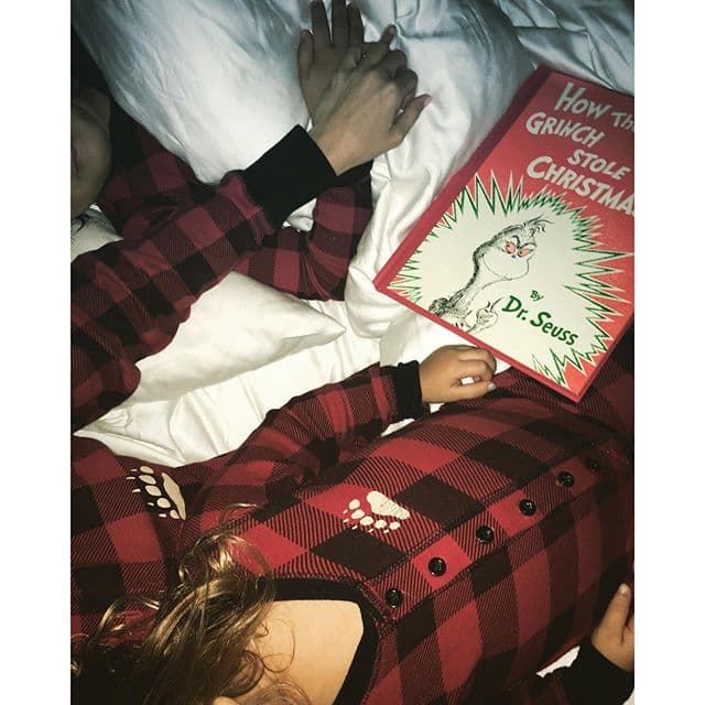 La socialité ya empezó a contarle cuentos de Navidad a sus pequeños.