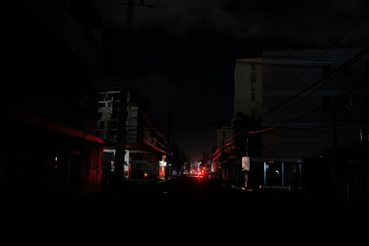 La capital, San Juan, perdió el servicio eléctrico en la madrugada. El director general de la Autoridad de Energía Eléctrica de Puerto Rico, José Ortiz, dijo que hubo si bien hubo daños en la Central Costa Sur, ubicada en la zona más sacudida por el temblor, esperan restablecer el servicio durante la jornada.