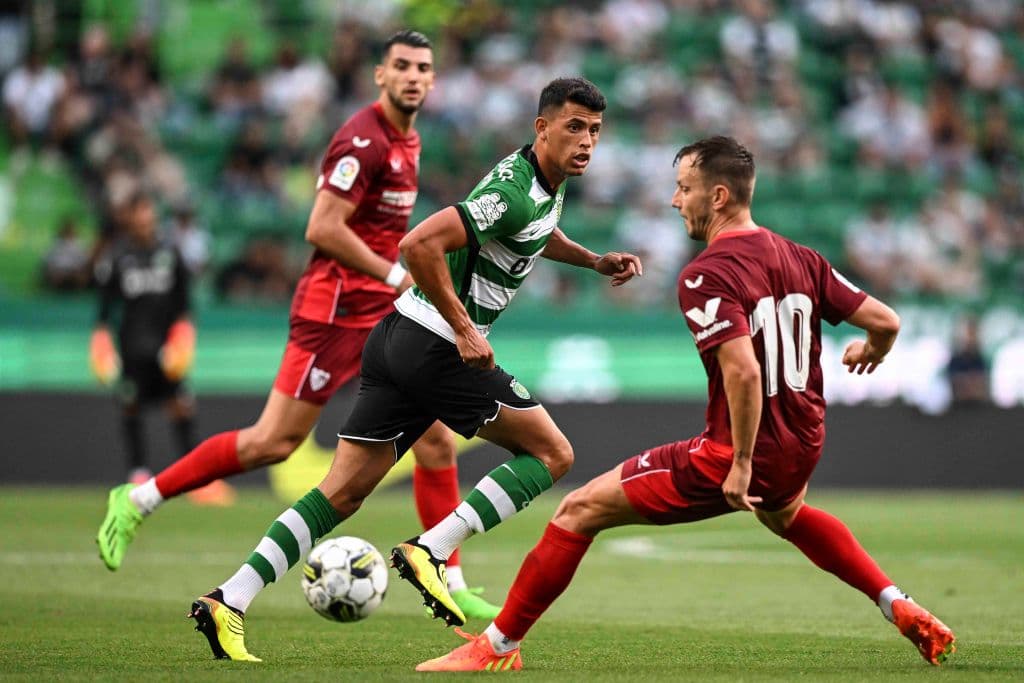 Jesús ‘Tecatito’ Corona marcó el único gol de Sevilla en el empate 1-1 ante el Sporting de Lisboa en un partido disputado en el Estadio José Alvalade de Portugal. Luego, en los penales, el club andaluz que se quedó con el Trofeo Cinco Violines.