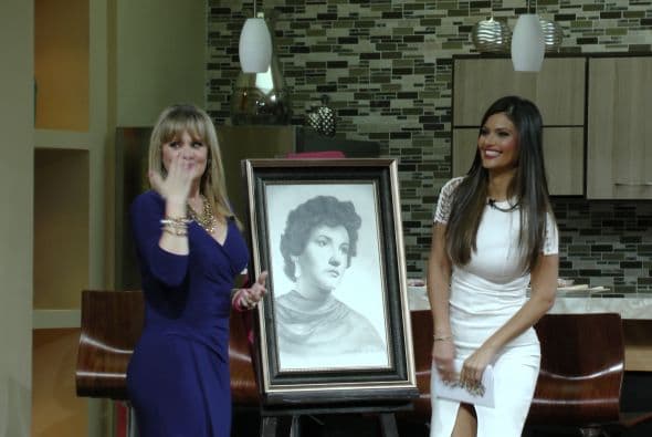 Erika se conmovió profundamente cuando recibió el retrato de su madre, la señora María Martha.