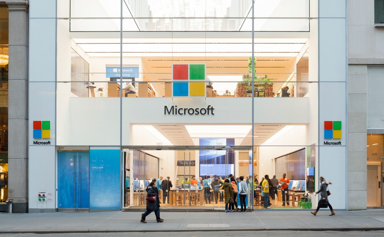<b>Microsoft.</b> El gigante informático informó que renunciará a la venta física y cerrará permanentemente todas sus tiendas minoristas. Serán clausuradas permanentemente todas las ubicaciones de Microsoft Store en los EEUU y el mundo, excepto cuatro locales que serán "reinventados" como centros de experiencia donde ya no venderán productos. Son las tiendas ubicadas en Nueva York, Londres, Sydney y Seattle.
