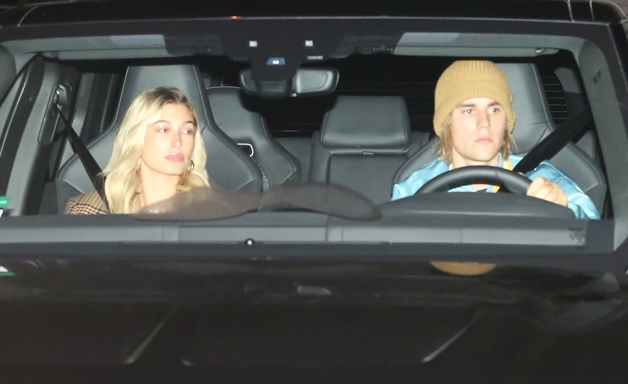 Su aspecto llamó la atención pues la semana pasada llegó al templo junto a
<b><a href="https://www.univision.com/entretenimiento/hailey-baldwin-mintio-si-esta-casada-con-justin-bieber-y-se-sabe-quien-fue-testigo-fotos"> su esposa Hailey Baldwin</a></b> y se veía distinto.