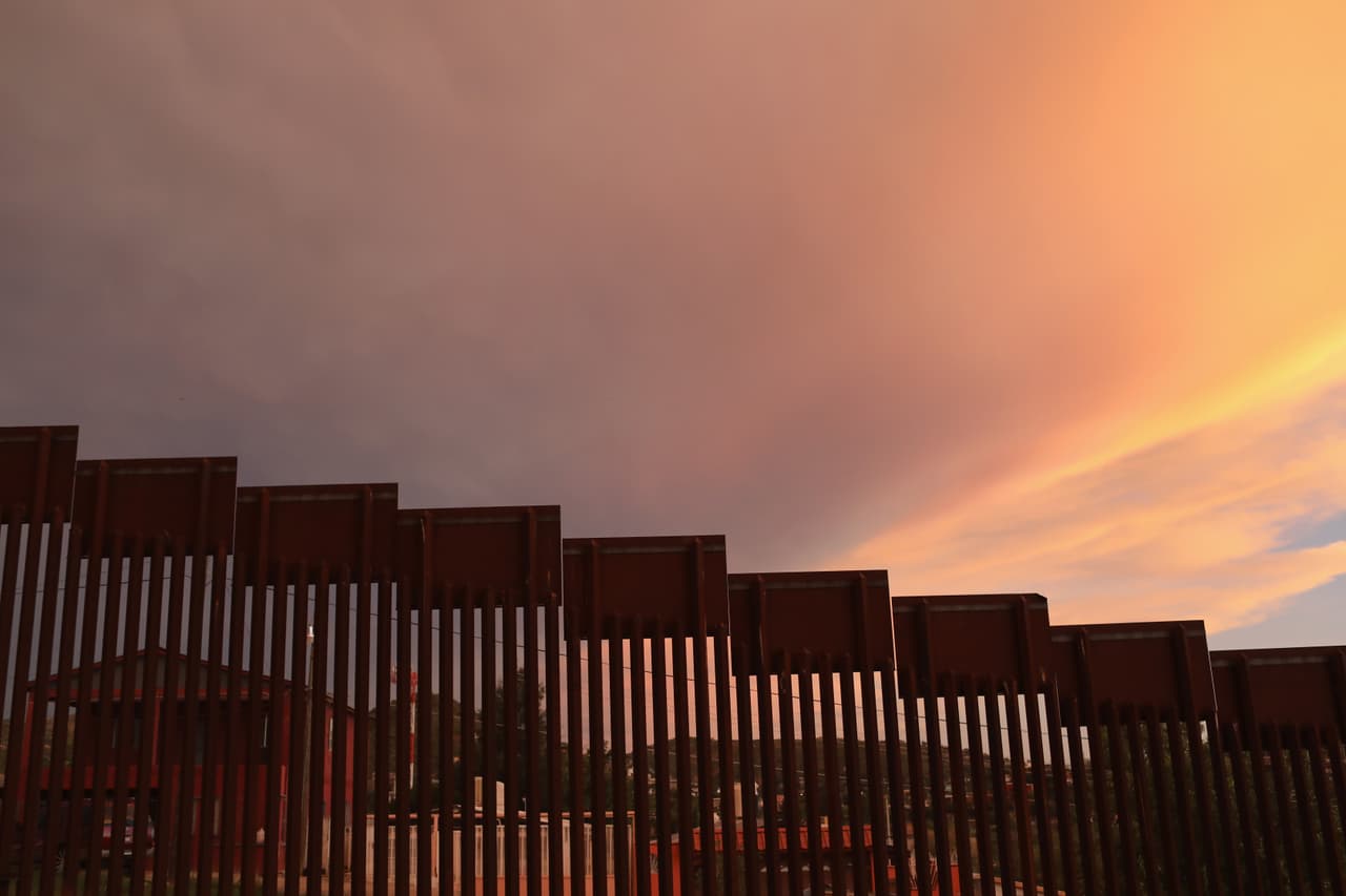 John Moore captó ese atardecer en medio de la valla fronteriza de Estados Unidos y México, exactamente en Nogales, Arizona.