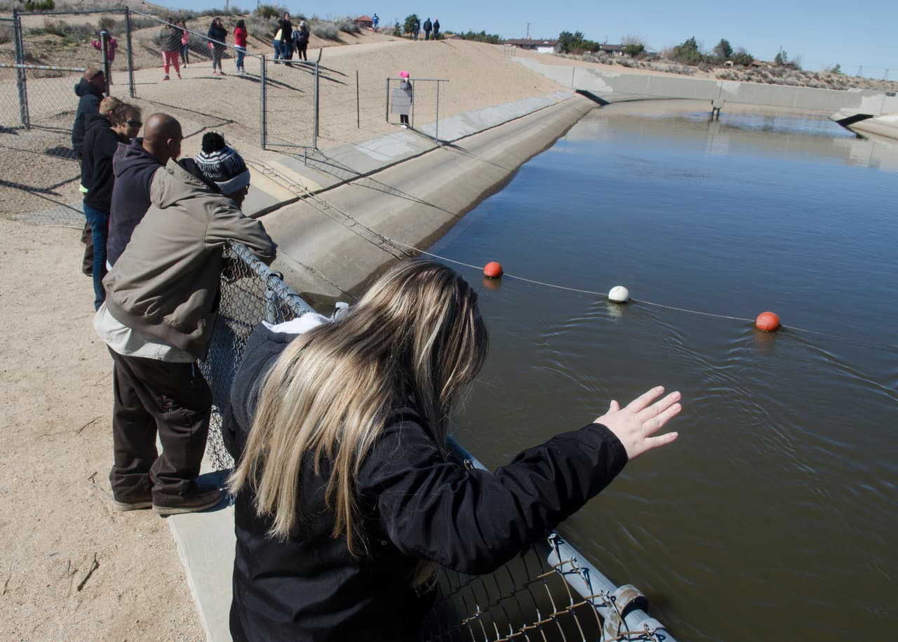 Los voluntarios han caminado por más de tres horas y durante la noche.
