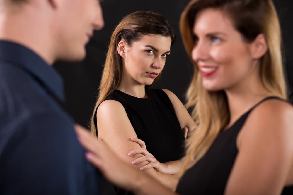 Puedes estar atravesando un período de confusión sentimental si estás soltero, o soltera y la vida te pone frente a una persona que te interesa mucho, pero que está comprometida. No te vayas a entregar a una pasión sin pensarlo dos veces.